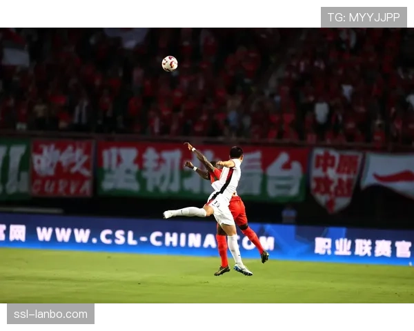 【2026年4月中超联赛区域防守与盯人混用趋势·赛中·特写镜头关键时刻：河南队门将冲出禁区解围，化解了因一次盯人失误导致的单刀险情